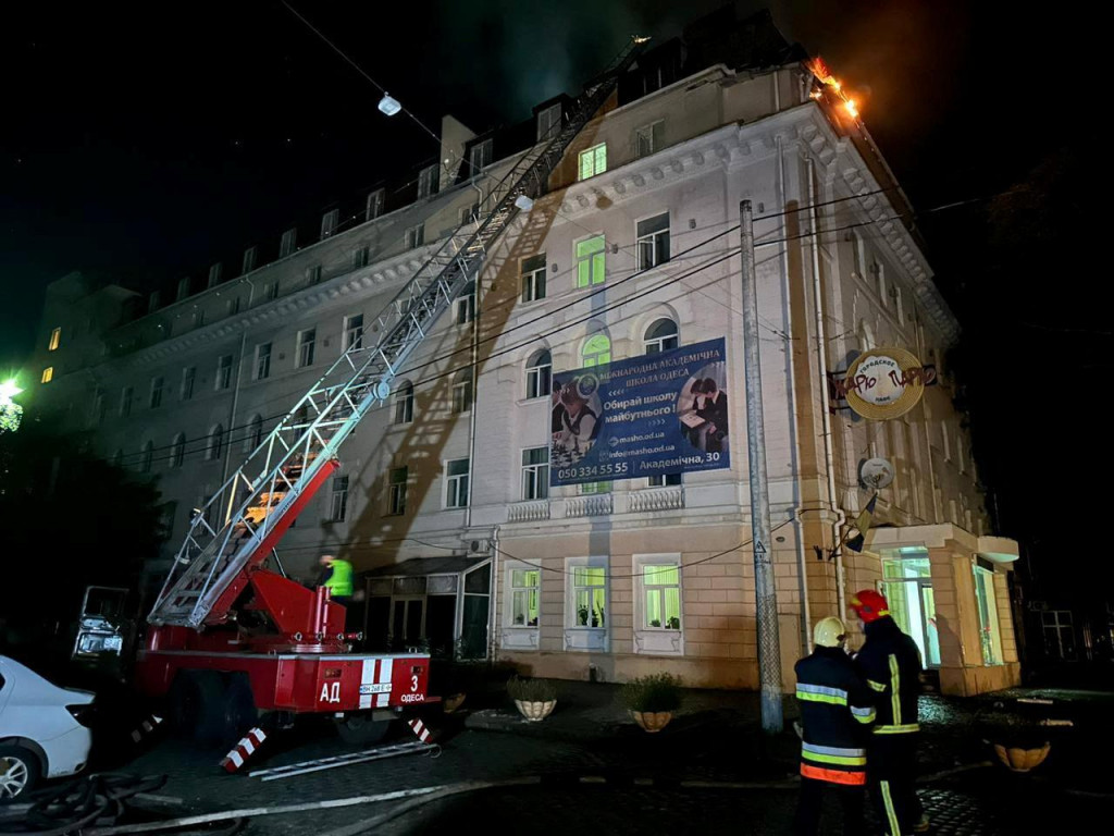Hasiči pracujú na uhasení požiaru v budove počas ruského útoku v Odese na Ukrajine. FOTO: Reuters