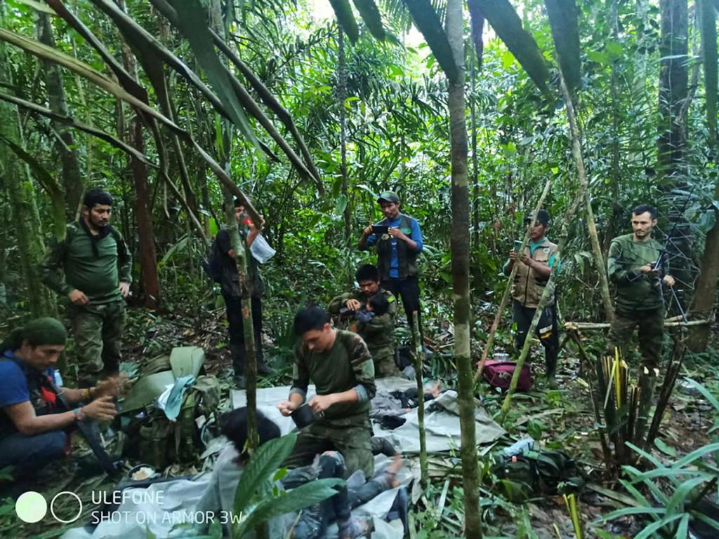 Kolumbijskí vojaci sa starajú o deti, ktoré prežili pád lietadla Cessna 206, ktoré sa zrútilo 1. mája v džungli Caqueta. FOTO: Reuters