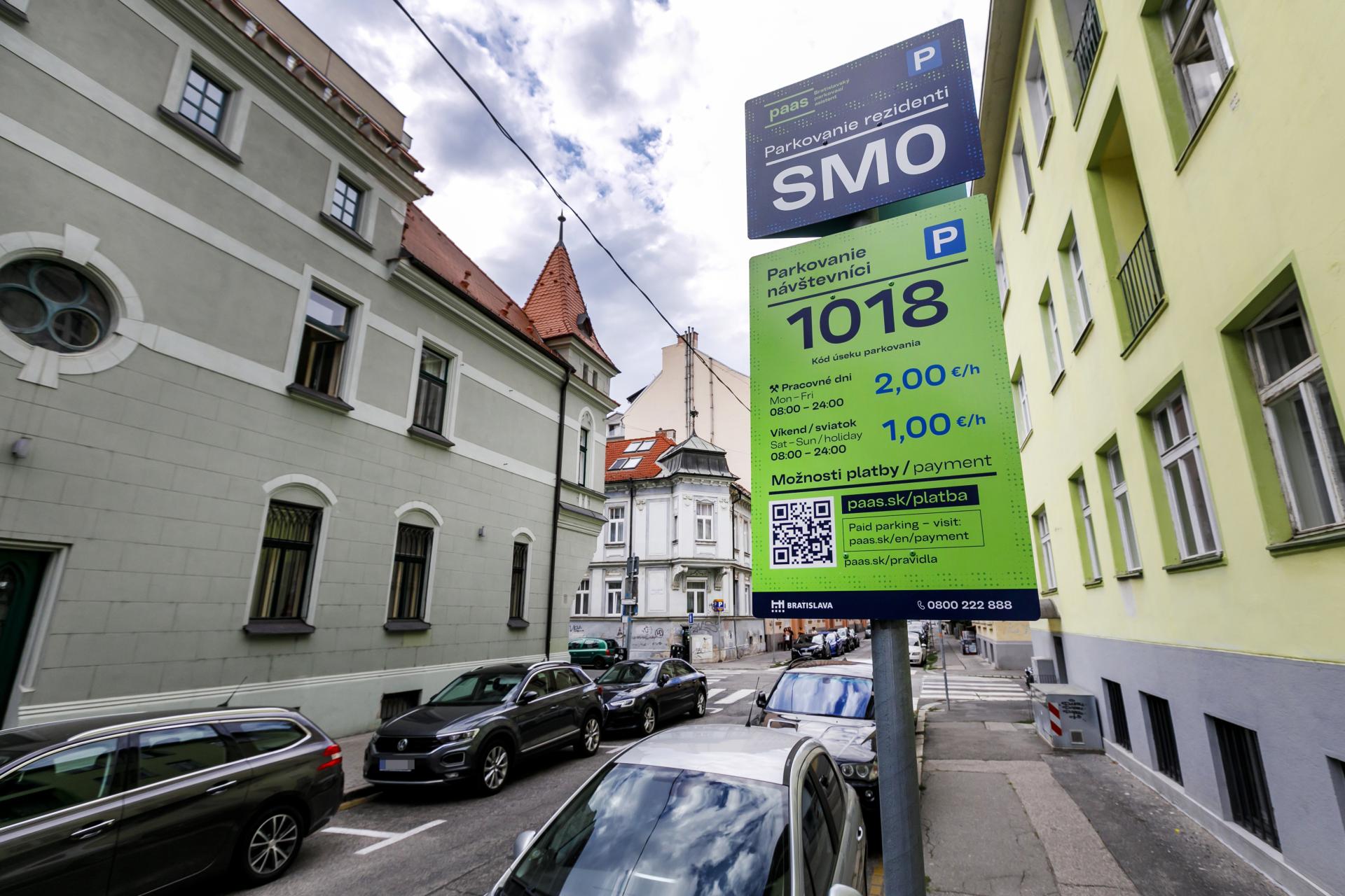 Manuál spoplatneného parkovania v Bratislave. Čo vás v ktorej mestskej časti čaká?