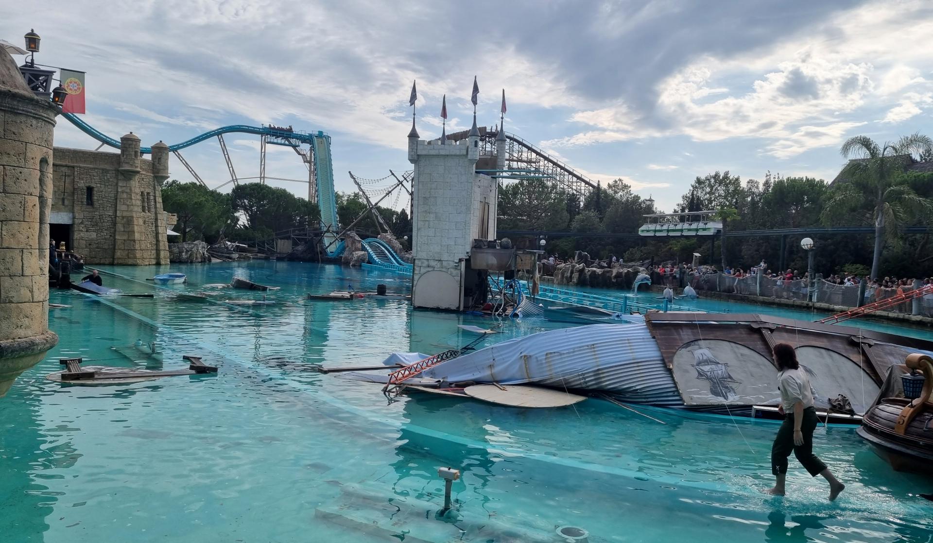 In Deutschlands größtem Freizeitpark ist ein Schwimmbad geplatzt, sieben Menschen wurden bei dem Unfall verletzt