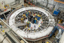Experiment Muon g-2 vo Fermilabe vystreľuje mióny okolo prstenca, ktorý je tu znázornený, rýchlosťou blízkou rýchlosti svetla.