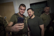 Ukrajinsk&yacute; prezident Volodymyr Zelenskyj p&oacute;zuje s vojakom. FOTO TASR/AP