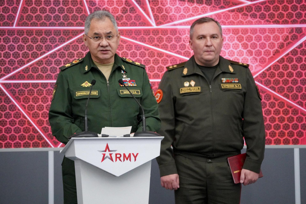 Ruský minister obrany Sergej Šojgu a bieloruský minister obrany Viktor Khrenin. FOOT: Reuters