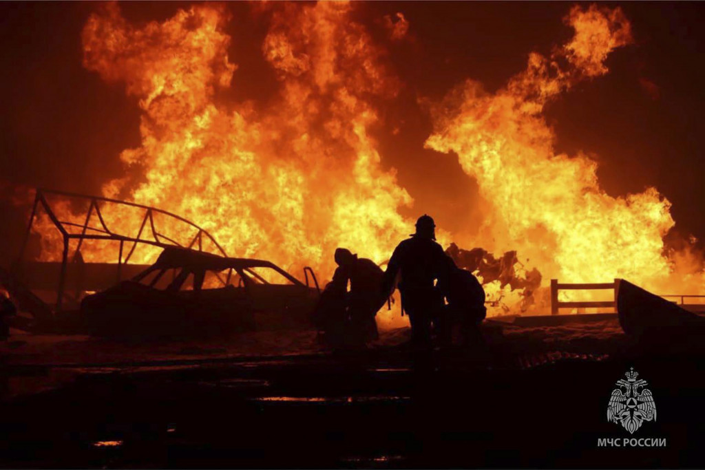 Hasiči zasahujú počas požiaru na čerpacej stanice v dagestanskej metropole Machačkala. FOTO TASR/AP
