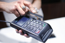 Viaceré banky núkajú tiež svojim klientom poistenie pre prípad zneužitia platobnej karty. FOTO: archív HN