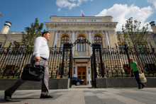 Chodci prechádzajú okolo centrály centrálnej banky v Moskve. FOTO: Reuters