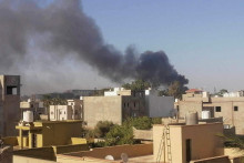 Dym stúpa počas stretov medzi ozbrojenými frakciami v Tripolise. FOTO: Reuters
