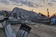 Sýpka zničená pri nočnom útoku ruského dronu v prístave neďaleko Odesy. FOTO: TASR/AP
