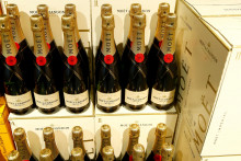 Fľaše francúzskeho šumivého vína Moet & Chandon. Plastová ochrana zátky po novom nebude potrebná. FOTO: Reuters