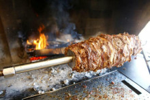 Kebab je v Európe obľúbeným pokrmom a podľa dostupných údajov sa hó vlani vyrobilo v priemere až 400 ton denne. FOTO: Reuters