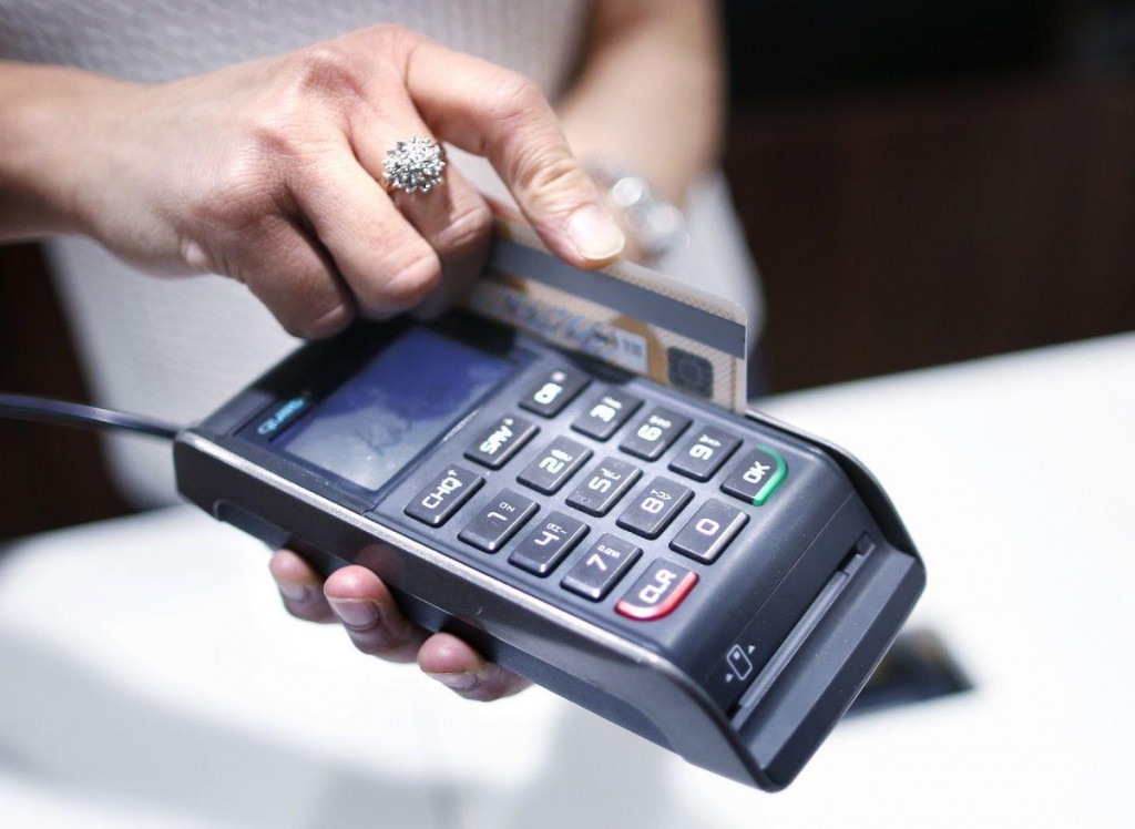 Viaceré banky núkajú tiež svojim klientom poistenie pre prípad zneužitia platobnej karty. FOTO: archív HN