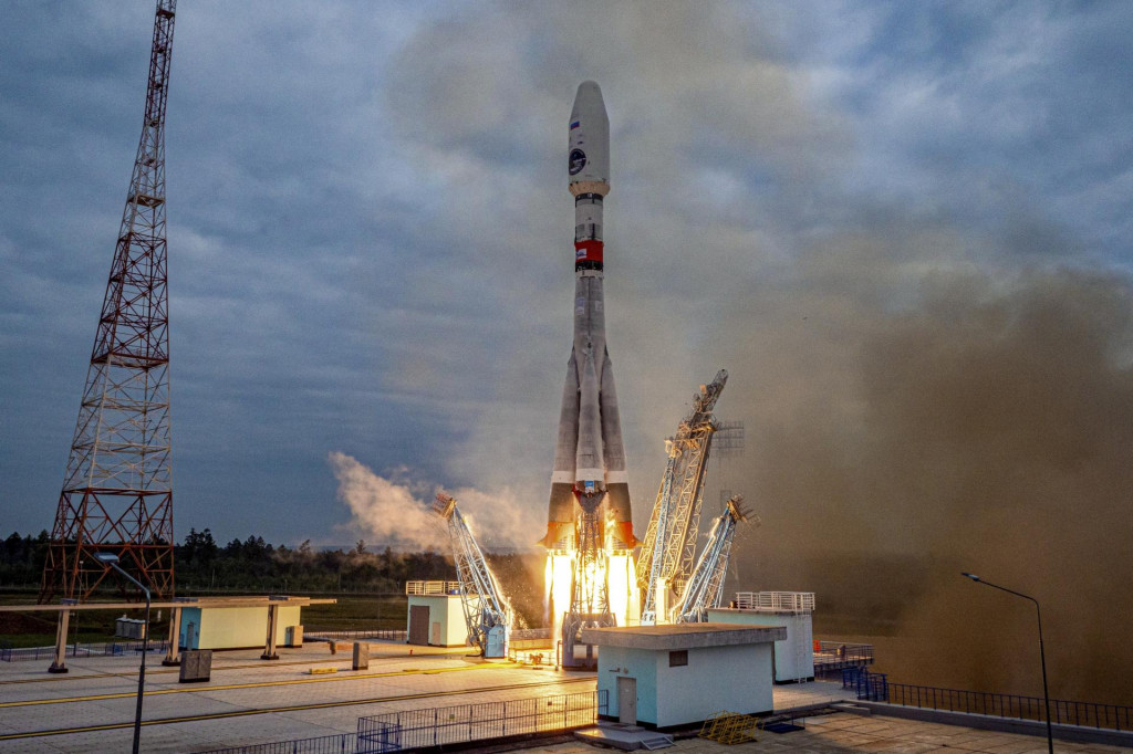 Nosná raketa Sojuz s lunárnym modulom Luna-25 štartuje z kozmodrómu Vostočnyj na východe Ruska. FOTO: TASR/AP