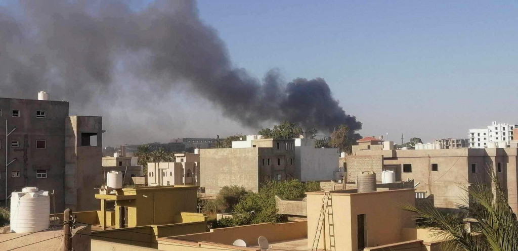 Dym stúpa počas stretov medzi ozbrojenými frakciami v Tripolise. FOTO: Reuters