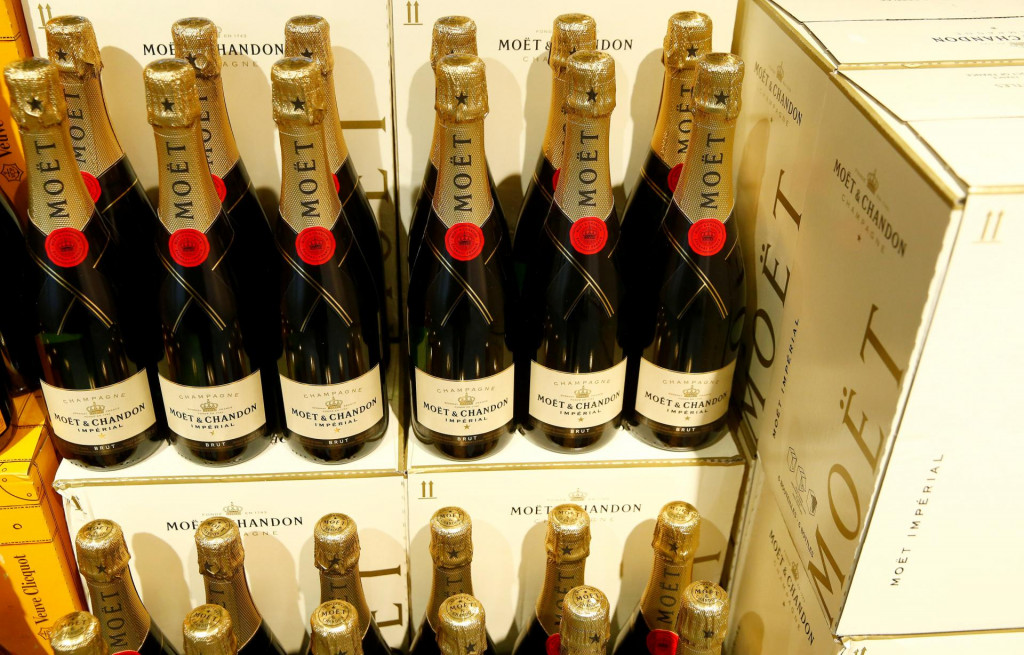 Fľaše francúzskeho šumivého vína Moet & Chandon. Plastová ochrana zátky po novom nebude potrebná. FOTO: Reuters