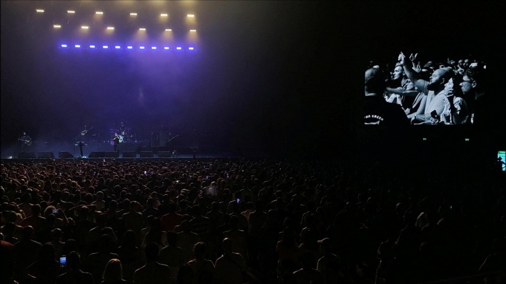 Ľudia v publiku pískajú počas koncertu americkej alternatívno-rockovej skupiny The Killers po tom, čo hlavný spevák Brandon Flowers pozval na pódium ruského bubeníka. FOTO: Reuters