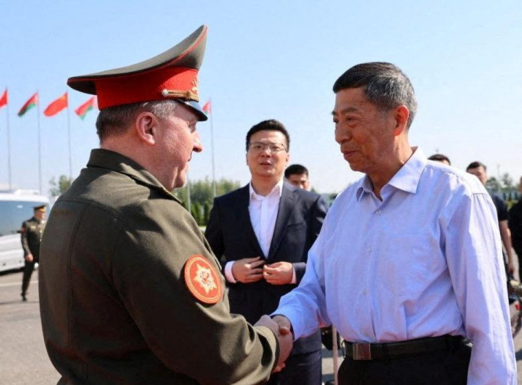 Čínskeho ministra obrany Li Šang-fu víta bieloruský minister obrany Viktor Khrenin po prílete na letisko v Minsku. FOTO: Bieloruské ministerstvo obrany