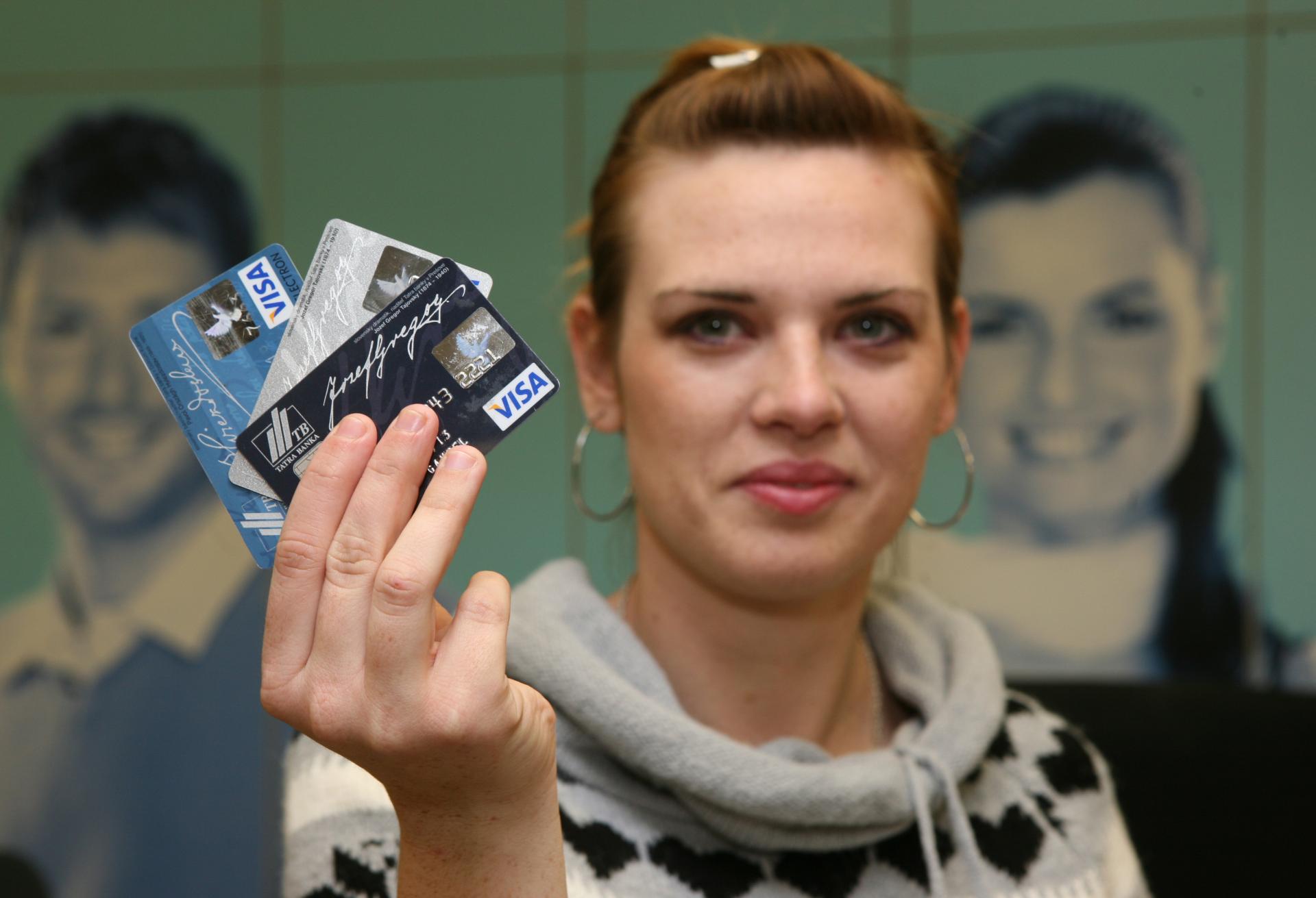 Slováci platia viac kartou ako v hotovosti, každý rokom sa priepasť rozdielu prehlbuje