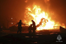 Hasiči zasahujú počas požiaru na čerpacej stanice v dagestanskej metropole Machačkala. FOTO: TASR/AP