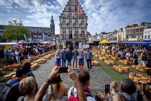 Predavači v tradičných odevoch počas otvorenia trhu so syrom Gouda v holandskej Goude. FOTO: TASR/AP