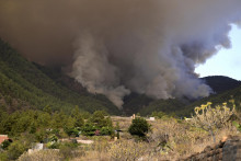 Lesný požiar neďaleko mesta El Rosario na španielskom ostrove Tenerife. FOTO: TASR/AP