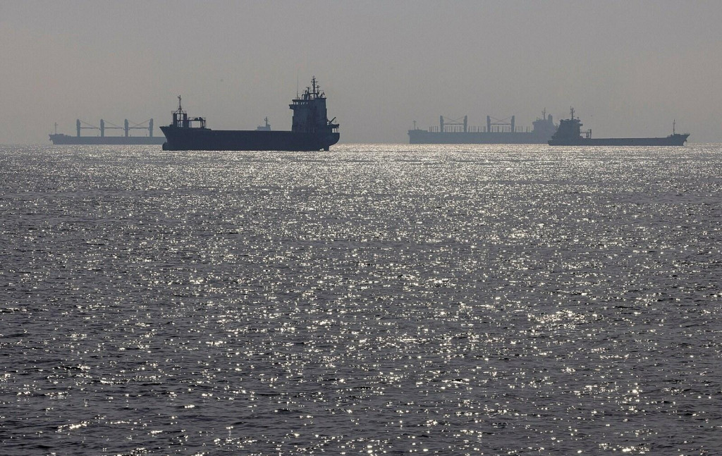 Nákladné lode čakajú na povolenie preplávať Bosporom. FOTO: Reuters