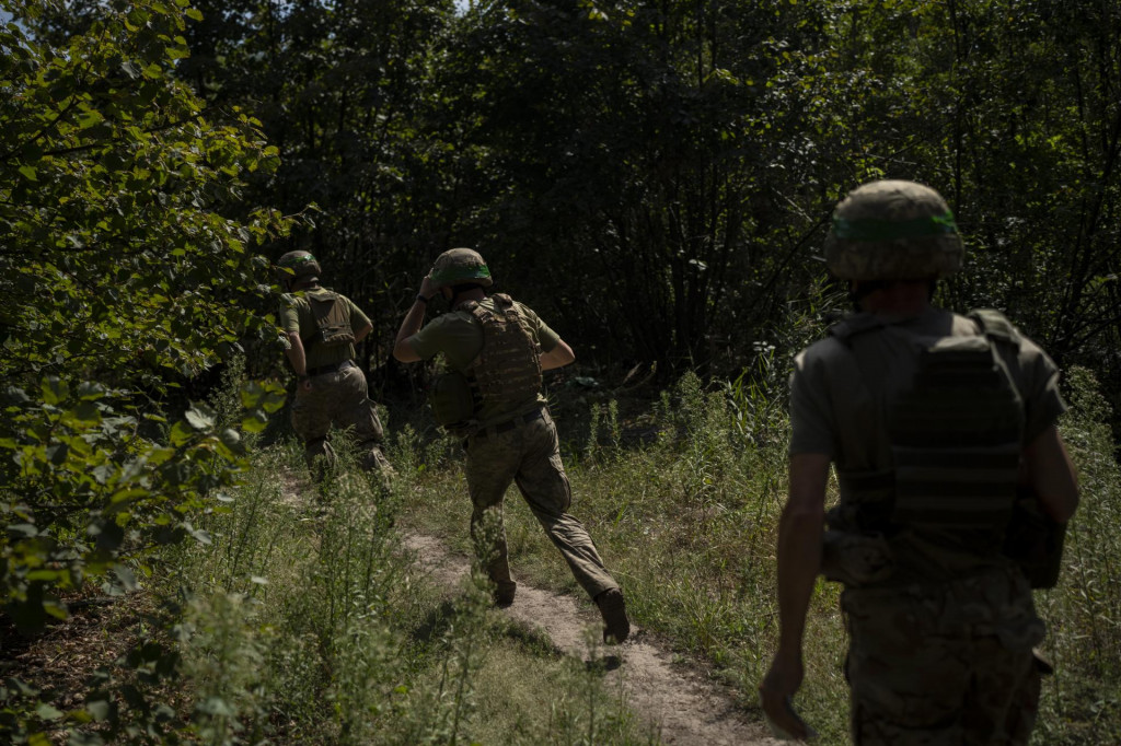 Ukrajinskí vojaci bežia k mínometnému stanovišťu na frontovej línii. FOTO: TASR/AP