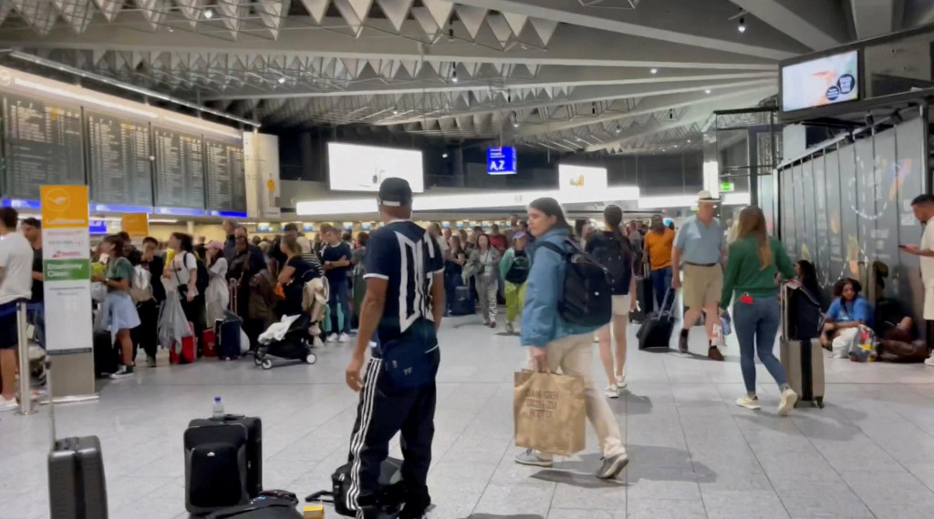 Ľudia na letisku v nemeckom Frankfurte. FOTO: REUTERS