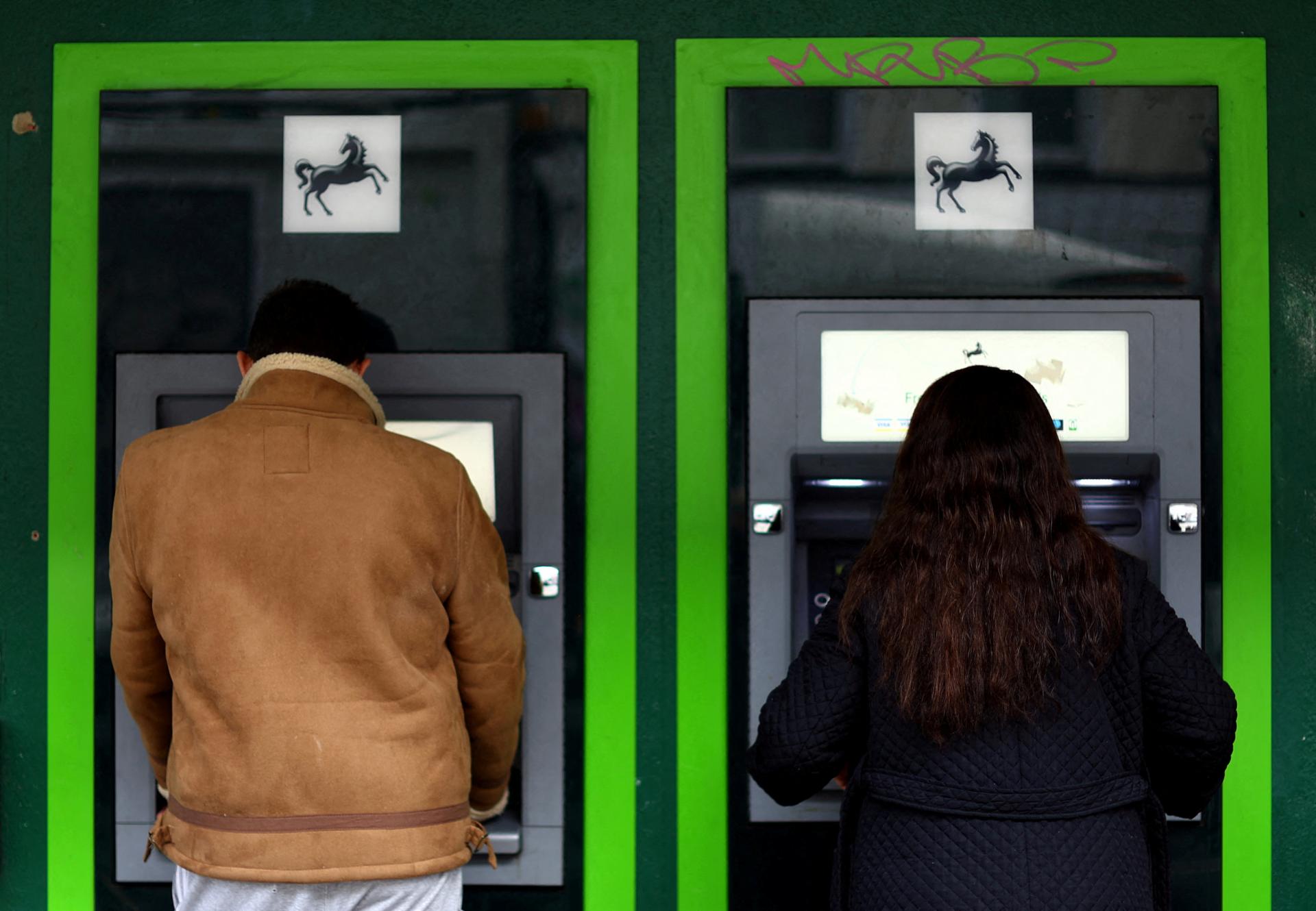 Britské banky musia umožniť transakcie cez bankomat bez poplatku