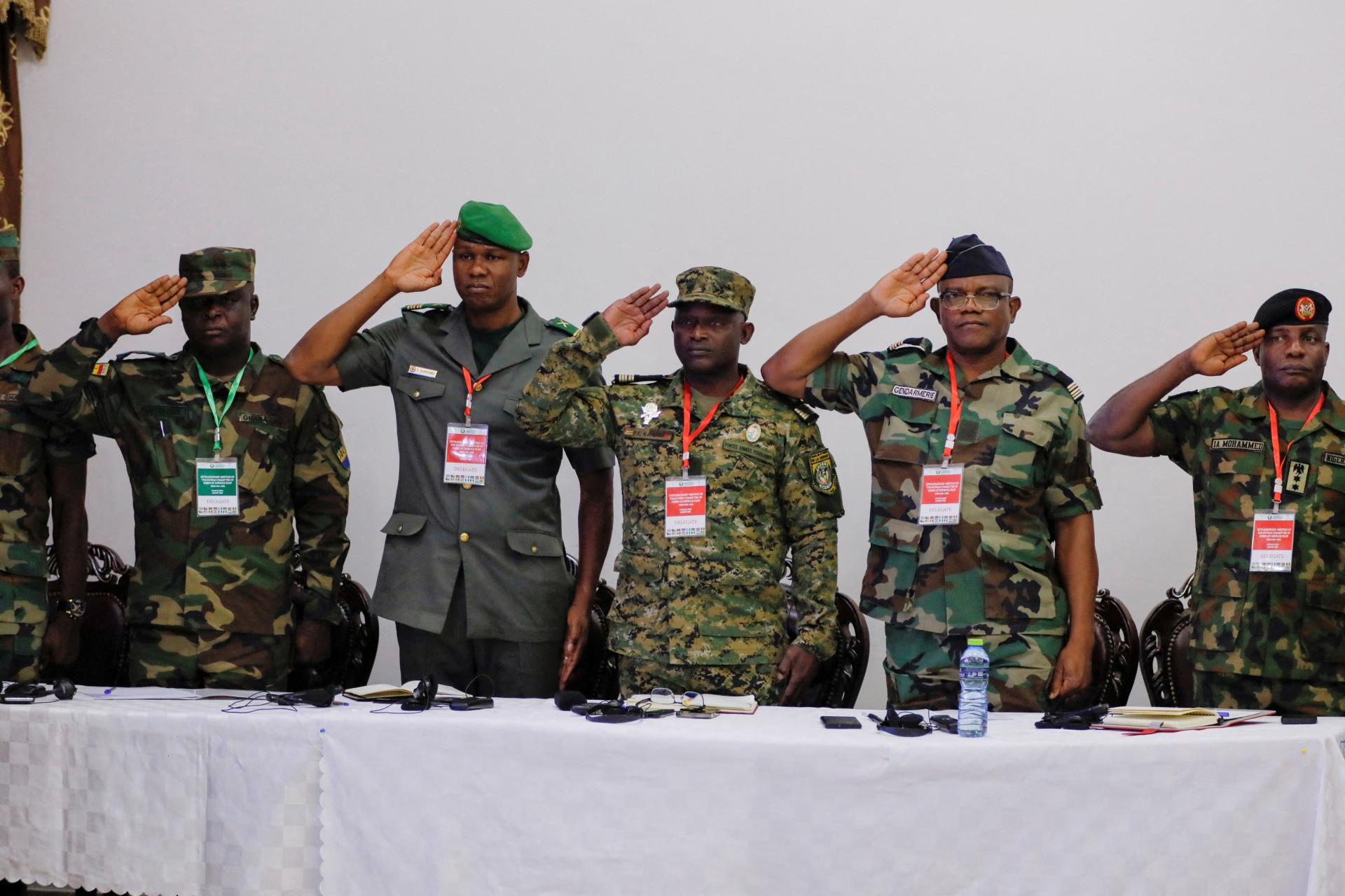 Náčelníci armád afrického spoločenstva rozhodujú o možnom zásahu voči pučistom v Nigeri