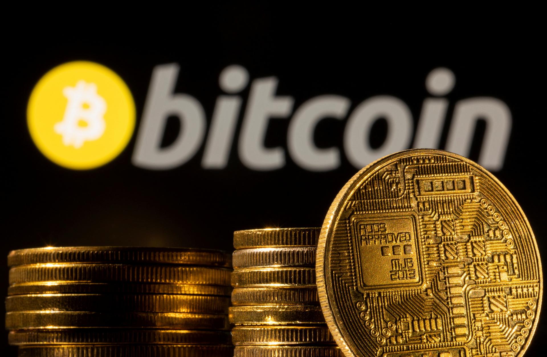 Bitcoin sa prepadol o deväť percent na dvojmesačné minimum. Klesli aj iné kryptomeny