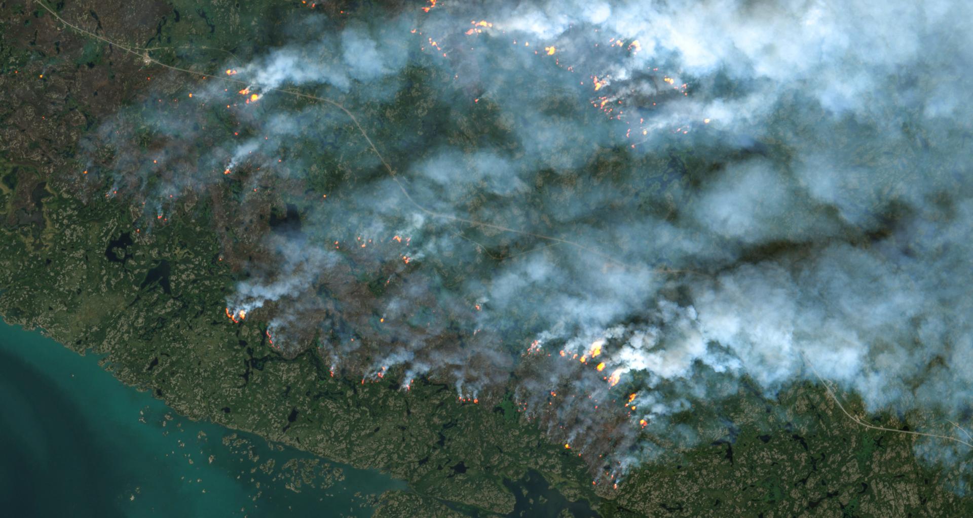 Kanadu sužuje viac než tisíc lesných požiarov, pokračuje evakuácia obyvateľov