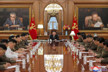 Severokórejský vodca Kim Čong-un sa zúčastňuje na 7. rozšírenom zasadnutí 8. ústrednej vojenskej komisie Kórejskej strany pracujúcich. FOTO: Reters