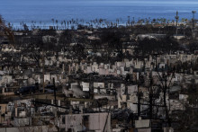 Obhorené domy po lesnom požiari v meste Lahaina na Havaji. FOTO: TASR/AP