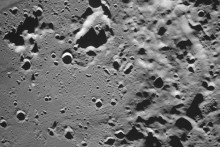 Snímka zhotovená z kamery vesmírnej sondy Luna-25 ukazuje Zeemanov kráter nachádzajúci sa na odvrátenej strane Mesiaca. FOTO: Roskosmos