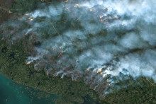 Satelitná snímka ukazuje horiace požiare v blízkosti Yellowknife. FOTO: Reuters