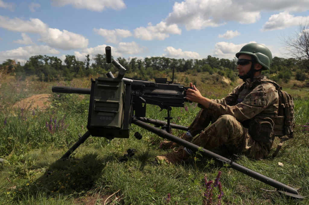 Ukrajinský príslušník 35. samostatnej námornej pechoty strieľa z amerického automatického granátometu Mk 19: FOTO: Reuters