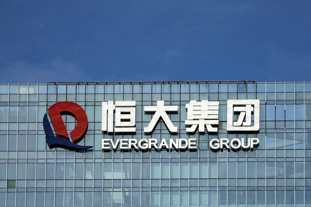 Logo spoločnosti na sídle China Evergrande Group. FOTO: Reuters
