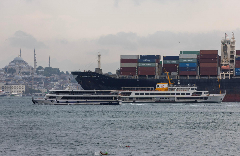 Loď Joseph Schulte transits. FOTO: REUTERS