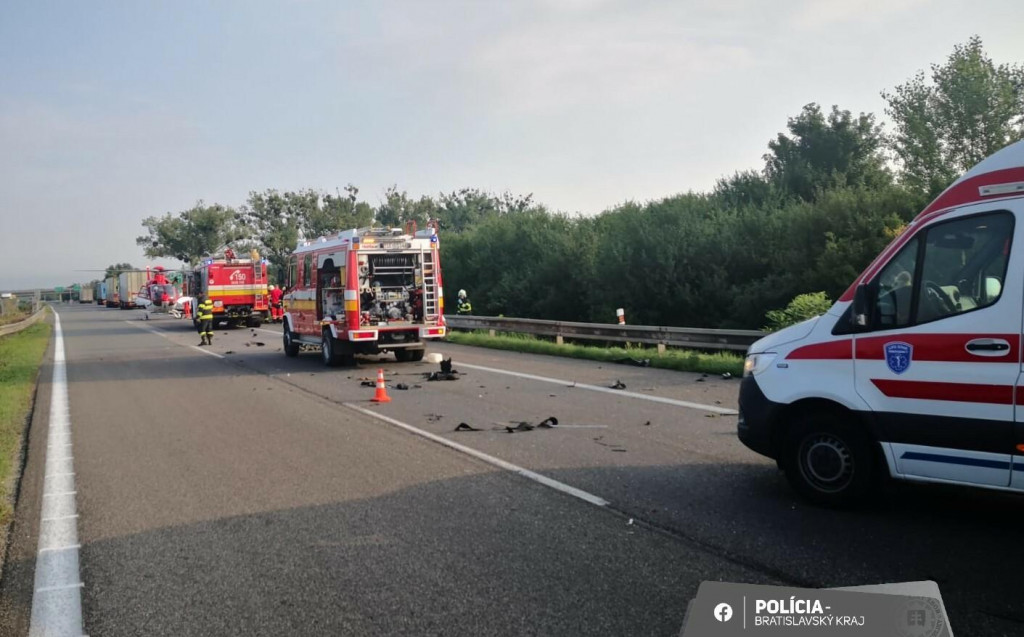 Dpravná nehoda na diaľnici D2. FOTO: Facebook/Polícia SR - Bratislavský kraj