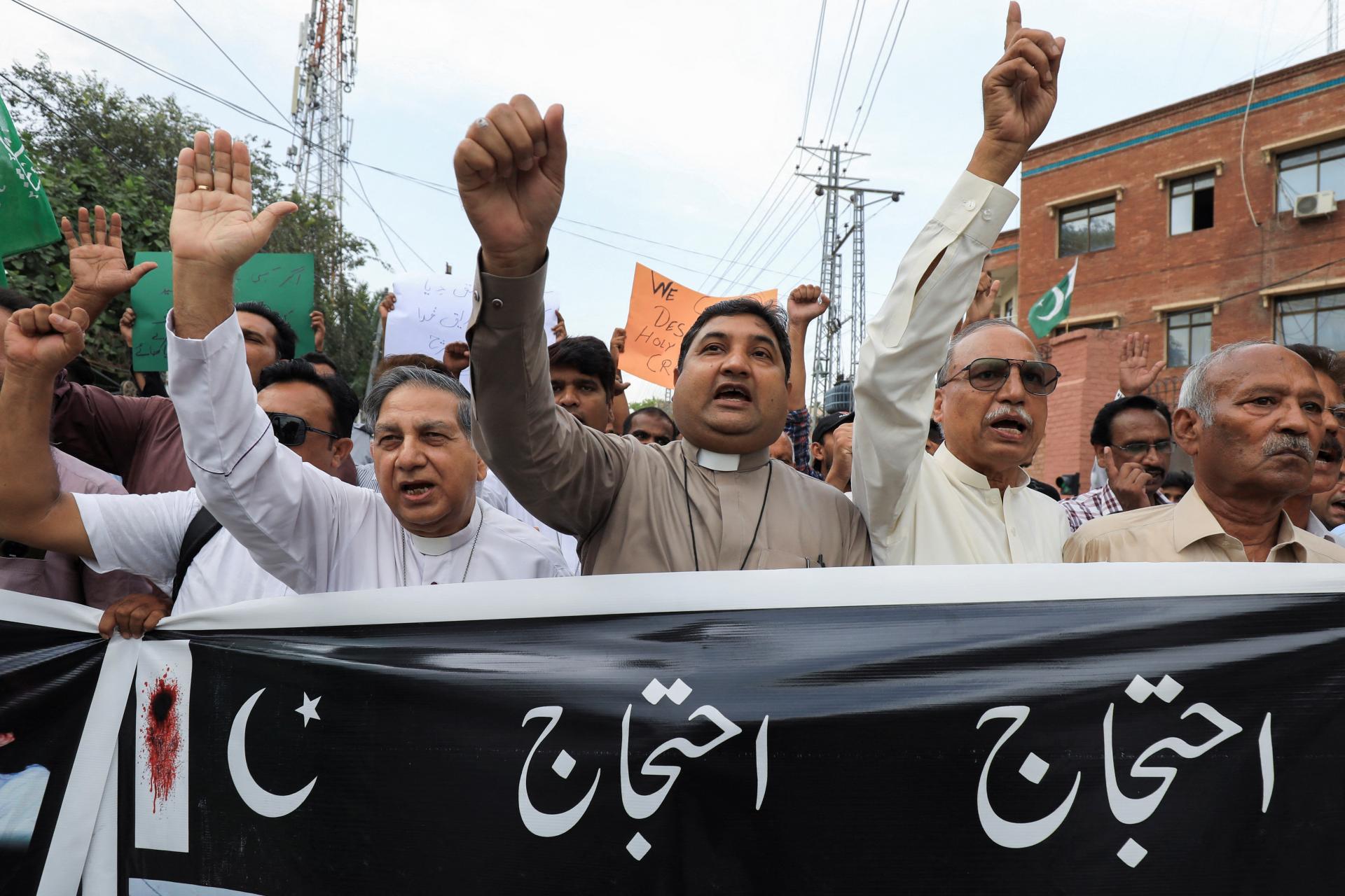Náboženskí fanatici poškodili pri nepokojoch v Pakistane 19 kresťanských chrámov