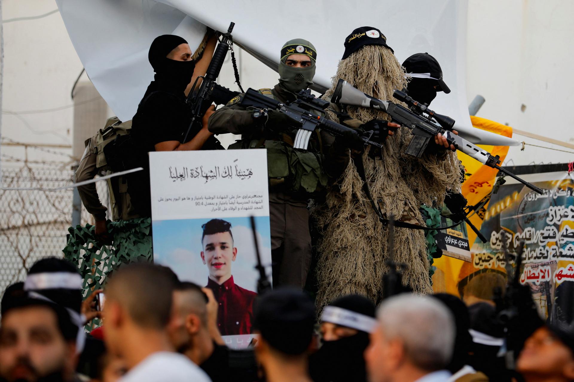 Na Západnom brehu boli pri útoku Palestíncov zastrelení dvaja Izraelčania, tvrdí armáda