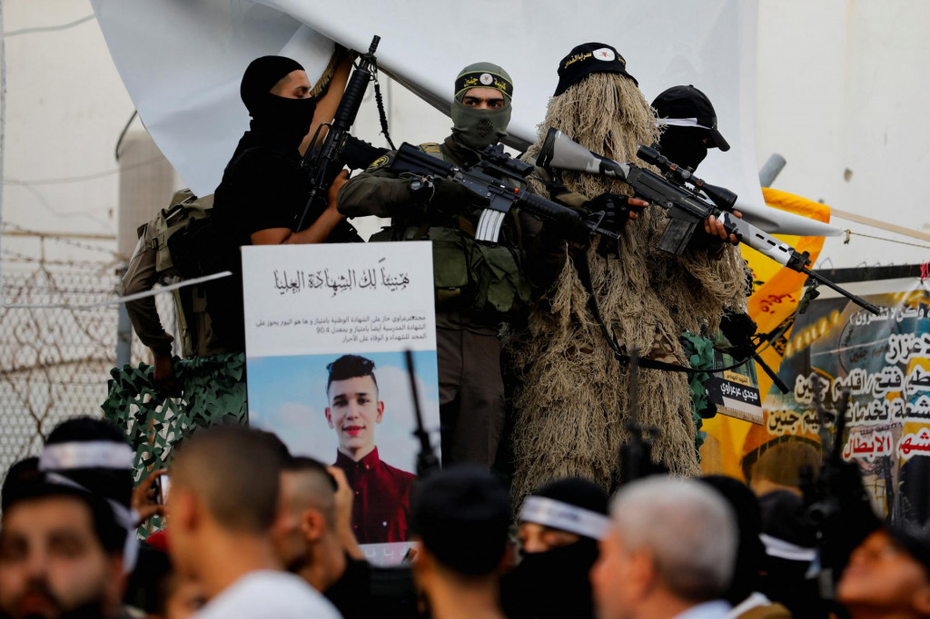 Palestínski militanti sa zúčastňujú na ceremónii v tábore Jenin na Západnom brehu. FOTO: REUTERS