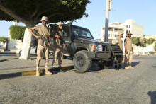 Líbyjské bezpečnostné jednotky hliadkujú v Tripolise. FOTO: TASR/AP