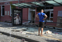 Muž sa pozer&aacute; na zničen&uacute; zast&aacute;vku po ruskom &uacute;toku v ukrajinskom Černihive. FOTO: TASR/AP