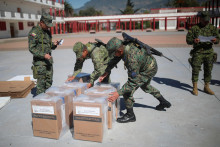 Vojaci upravujú volebné urny a hlasovacie materiály v škole, ktorá sa používa ako volebná miestnosť v Ekvádore. FOTO: Reuters