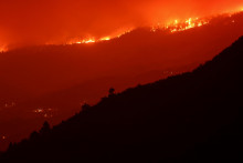 Lesné požiare na ostrove Tenerife. FOTO: Reuters