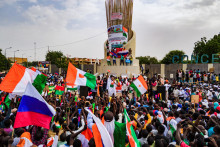 Tisíce protestujúcich proti sankciám, ktorí držia nigerijské a ruské vlajky, sa zhromažďujú na podporu pučistických vojakov v hlavnom meste Niamey.  FOTO: Reuters