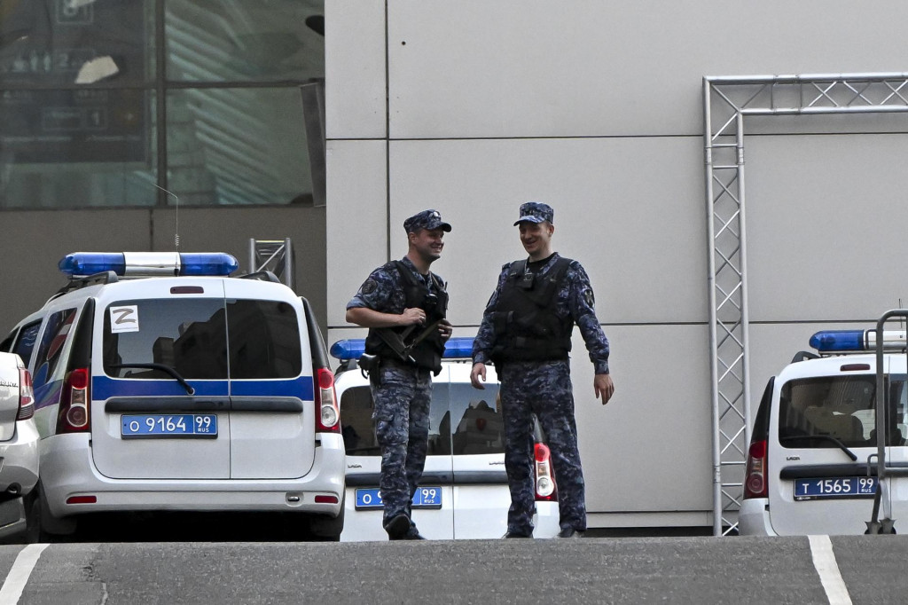 Policajti hliadkujú pred výstaviskom, kde dopadli trosky zostreleného dronu. FOTO: TASR/AP