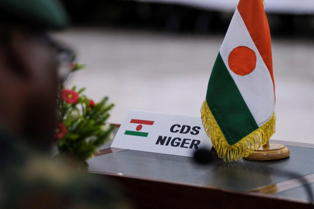 Náčelník štábu nigerskej obrany na stretnutí ECOWAS. FOTO: Reuters