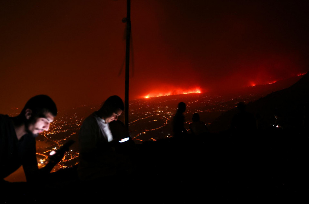 Požiar nad horami v blízkosti prázdnych domov po evakuácii v rôznych dedinách na severe, keď na ostrove Tenerife zúria lesné požiare. FOTO: Reuters